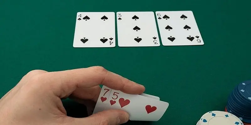 Hầu hết các ván bài poker rác sẽ là bài tạp